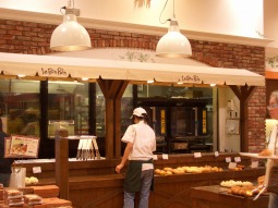 横浜ワールドポーターズ1Fにある、人気のパン屋さんベーカリーカフェ Le Bon Pain　ル・ボ・パンの横浜煉瓦パン